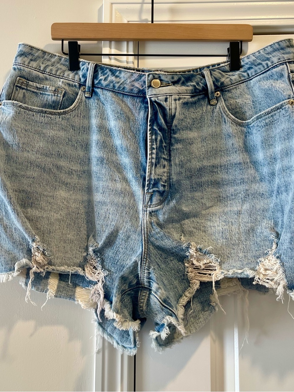 Good American Distressed Light Blue Bombshell Denim Women's Shorts Plus Size 18